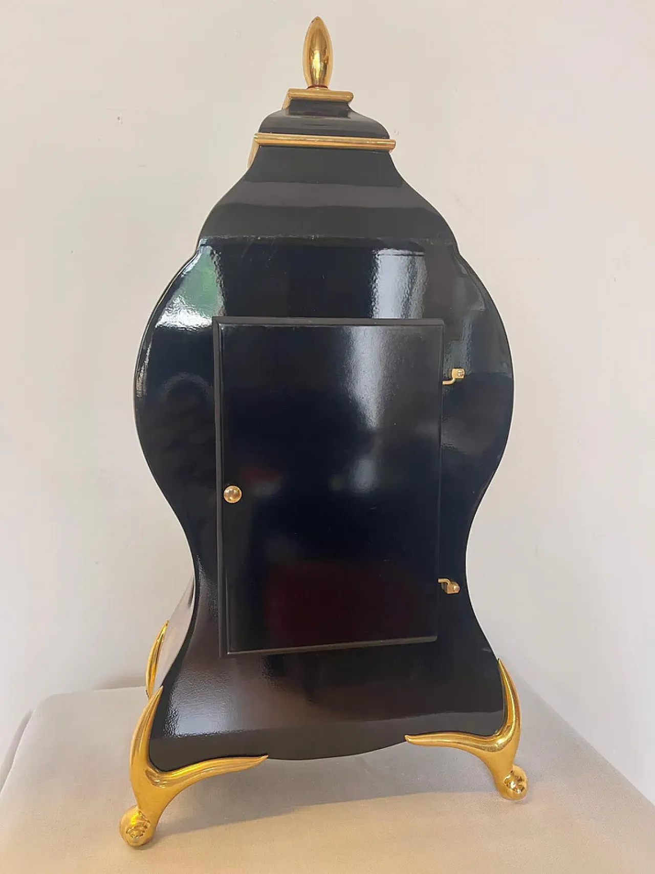 Battery-operated french style wooden table clock, 19th century 6