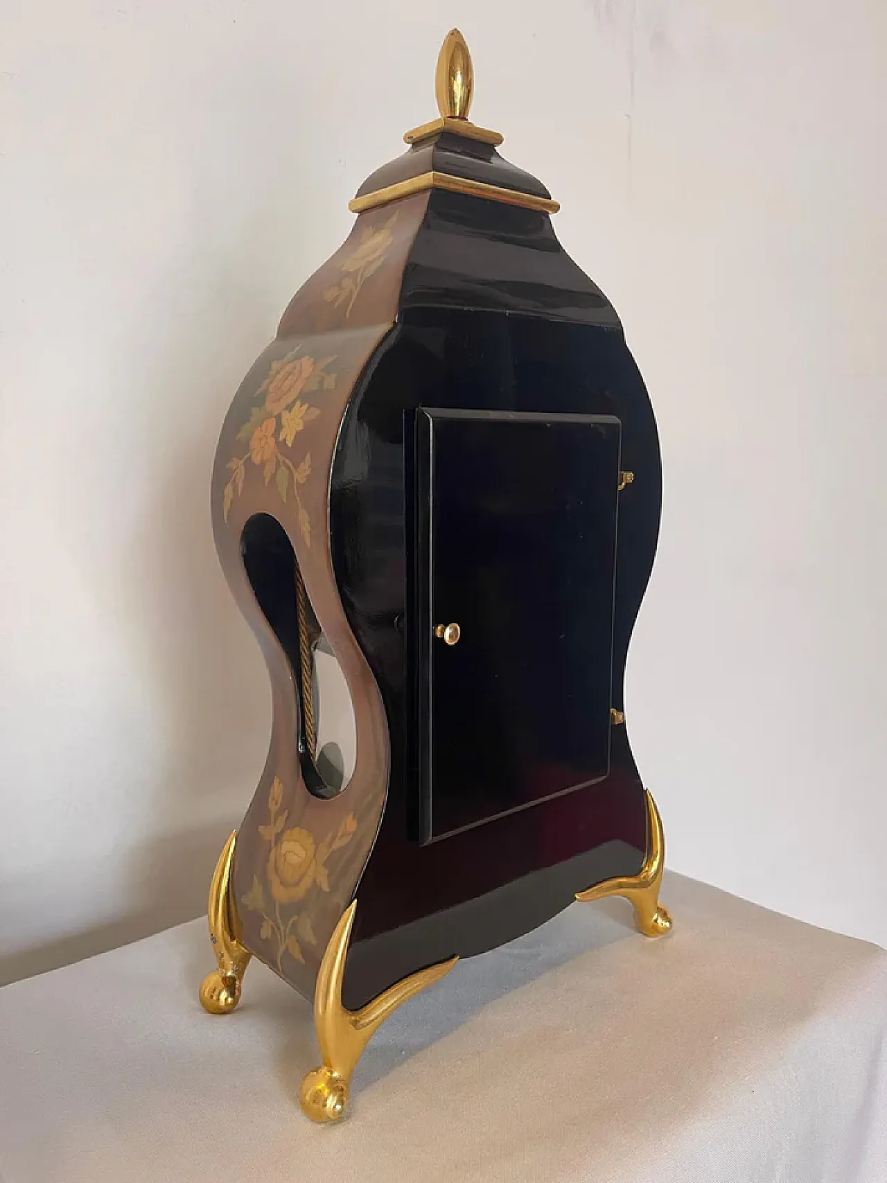 Battery-operated french style wooden table clock, 19th century 7