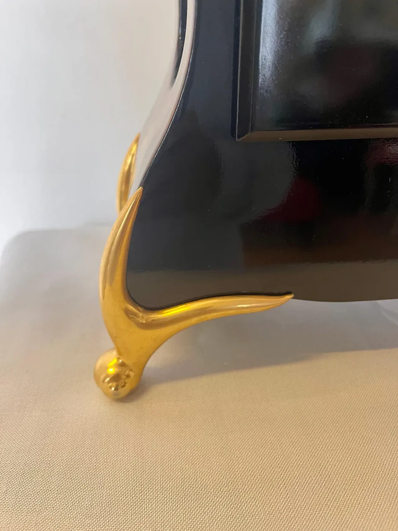 Battery-operated french style wooden table clock, 19th century 8