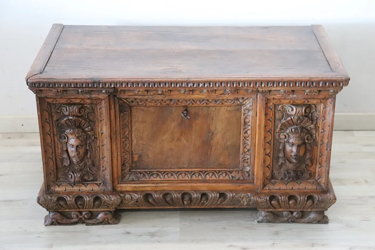 Chest in carved walnut, 17th century 2