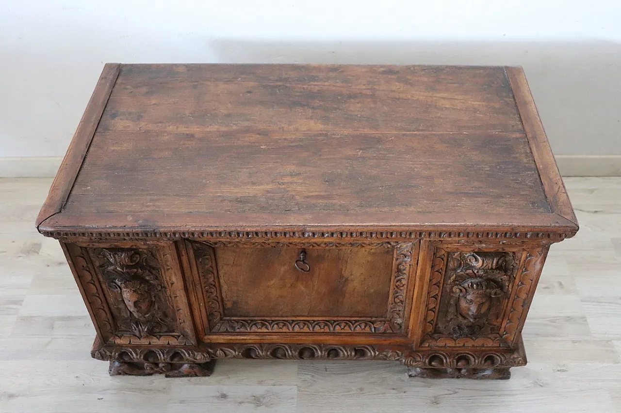 Chest in carved walnut, 17th century 3