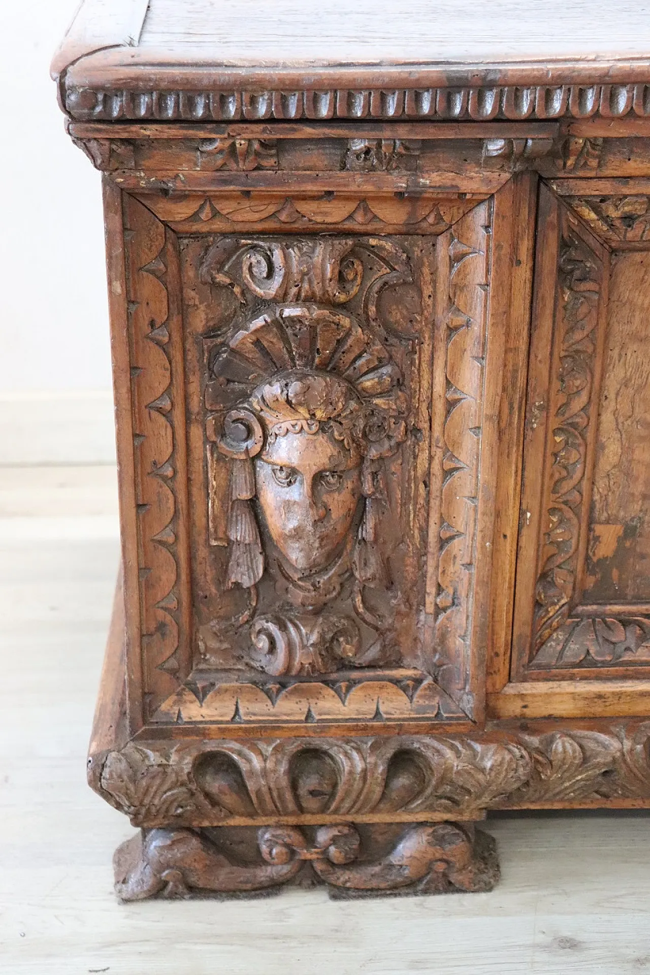 Chest in carved walnut, 17th century 4