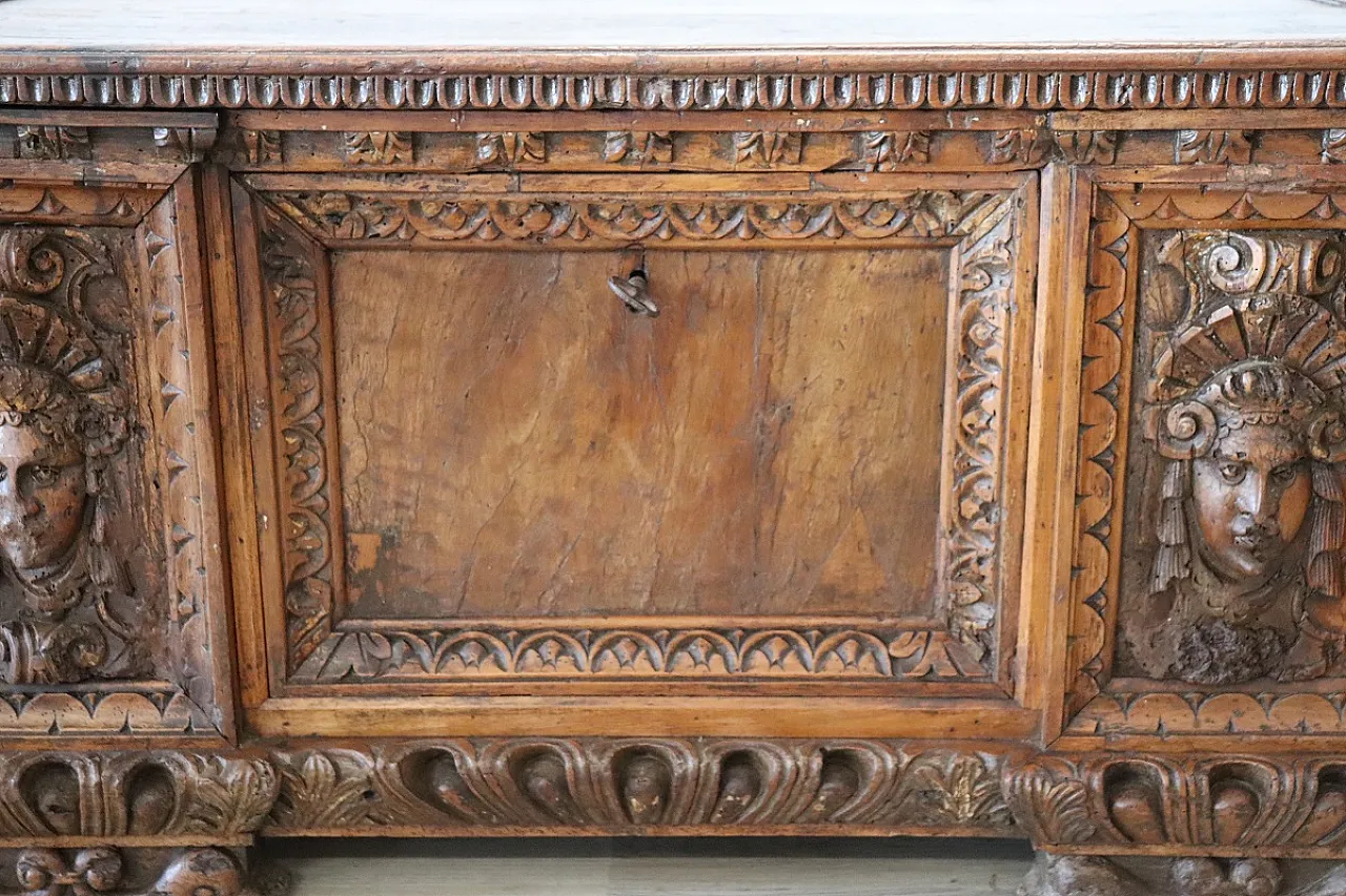 Chest in carved walnut, 17th century 5