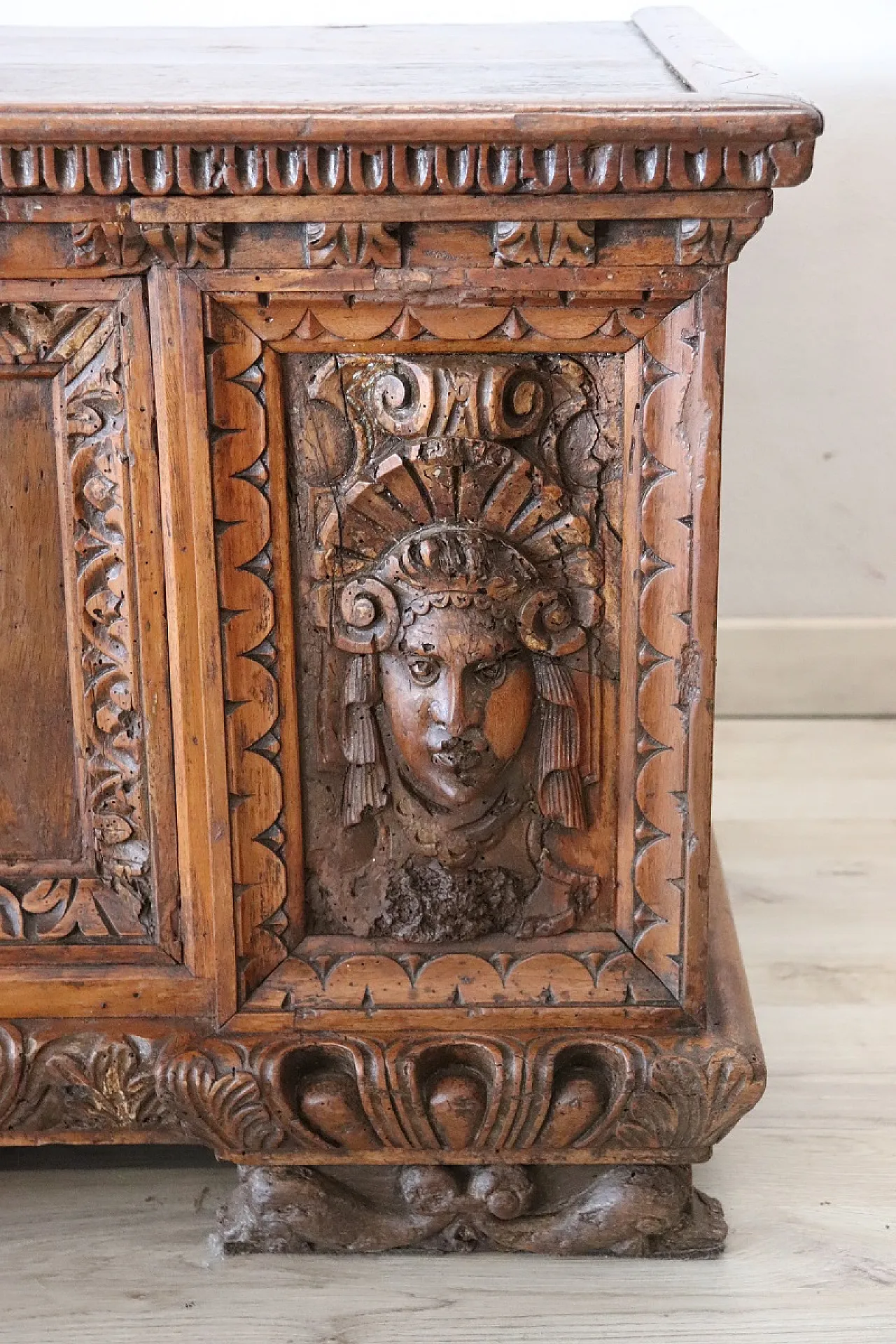 Chest in carved walnut, 17th century 6