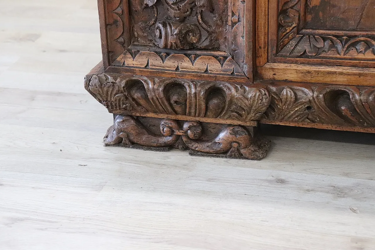 Chest in carved walnut, 17th century 8