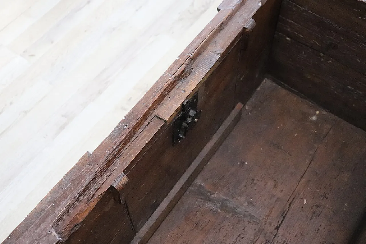 Chest in carved walnut, 17th century 14