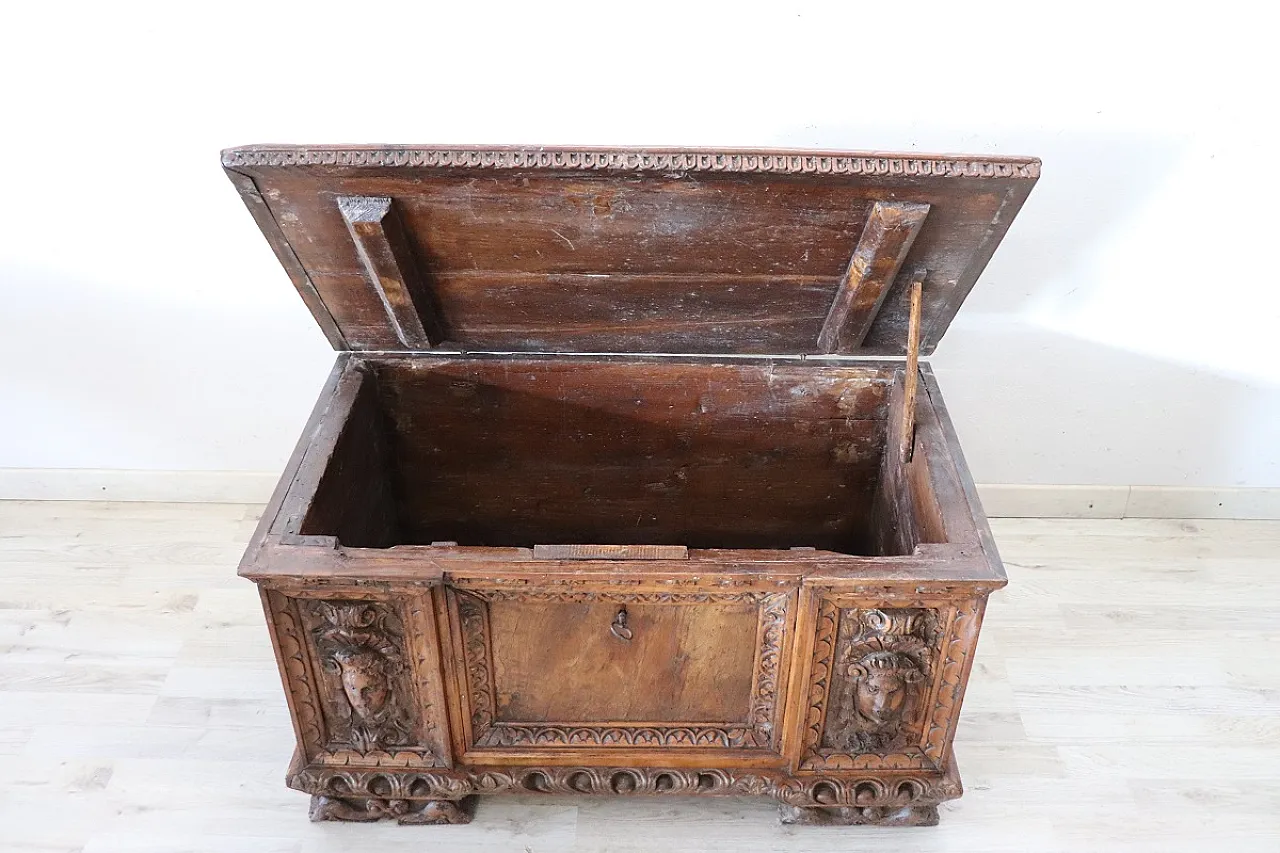 Chest in carved walnut, 17th century 15
