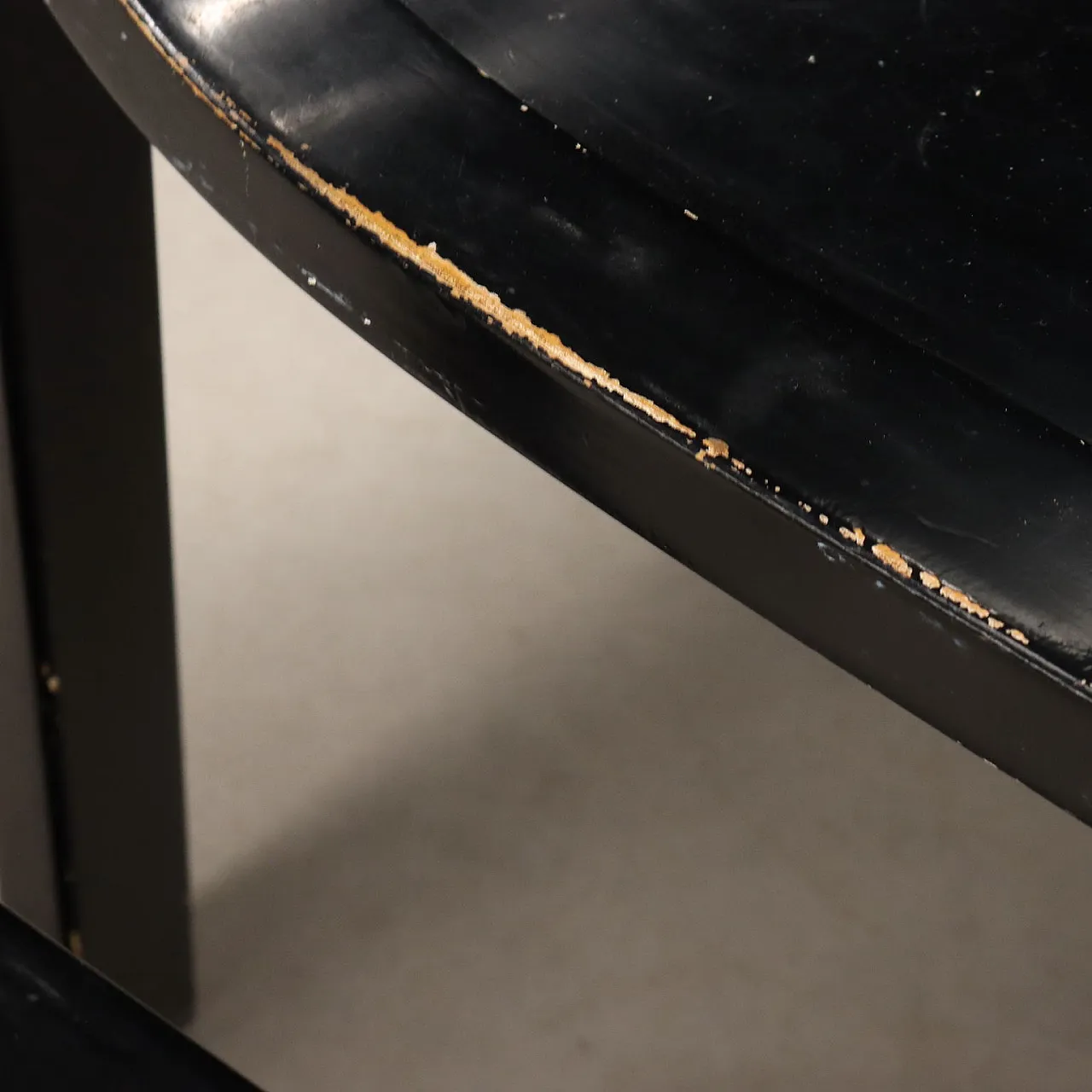 6 lacquered wooden chairs, 20th century 7