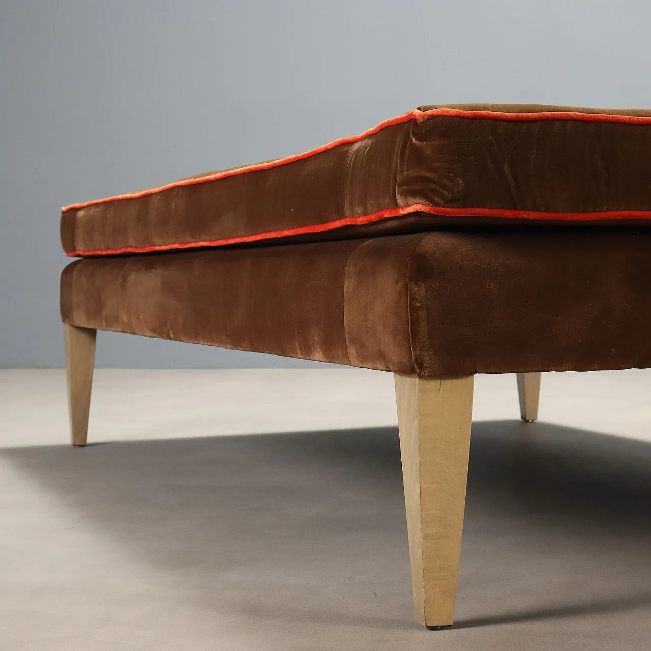 Coppia di pouf in velluto, capitonné e faggio di William Yeoward, '900 4