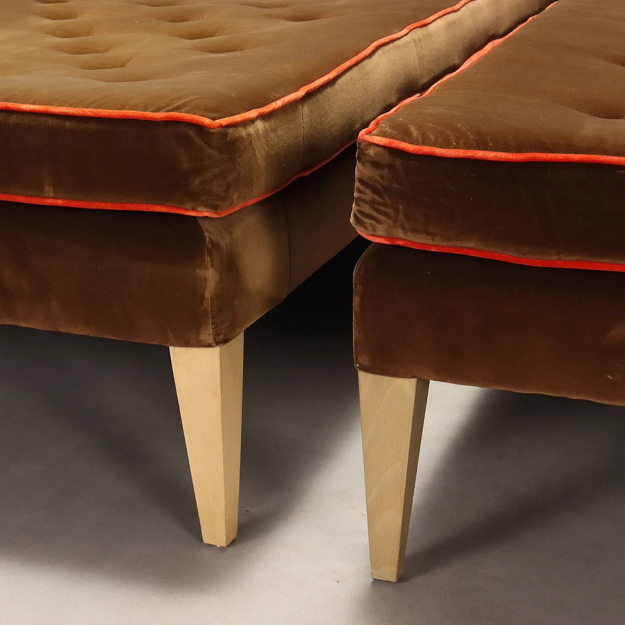 Coppia di pouf in velluto, capitonné e faggio di William Yeoward, '900 5