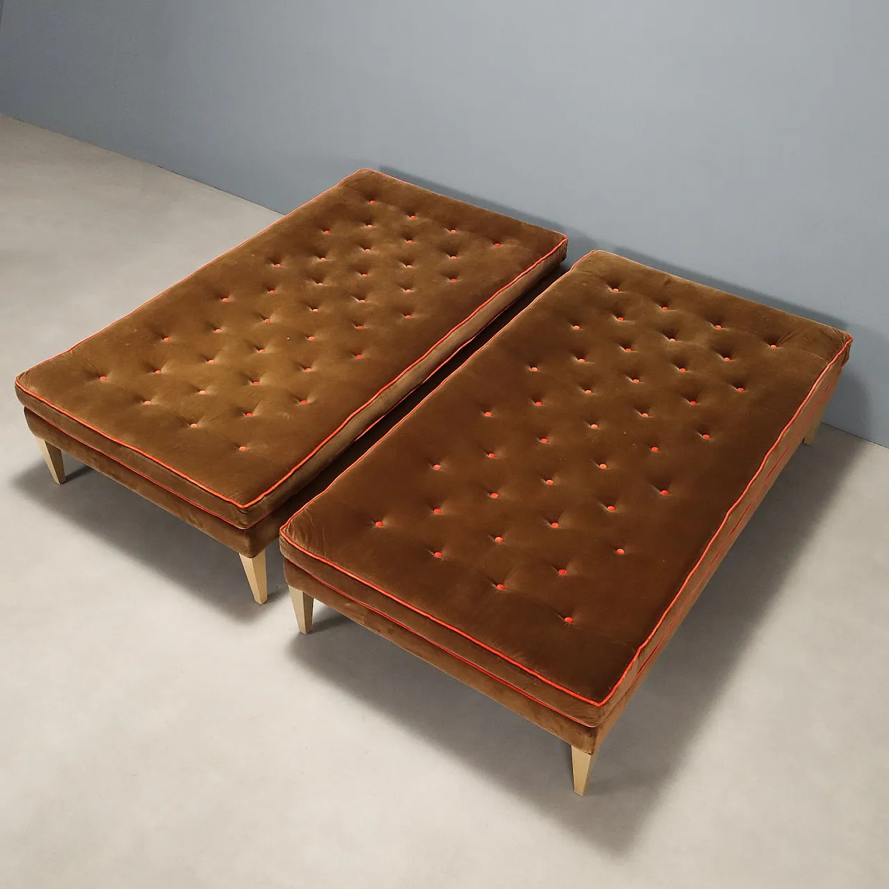 Coppia di pouf in velluto, capitonné e faggio di William Yeoward, '900 6