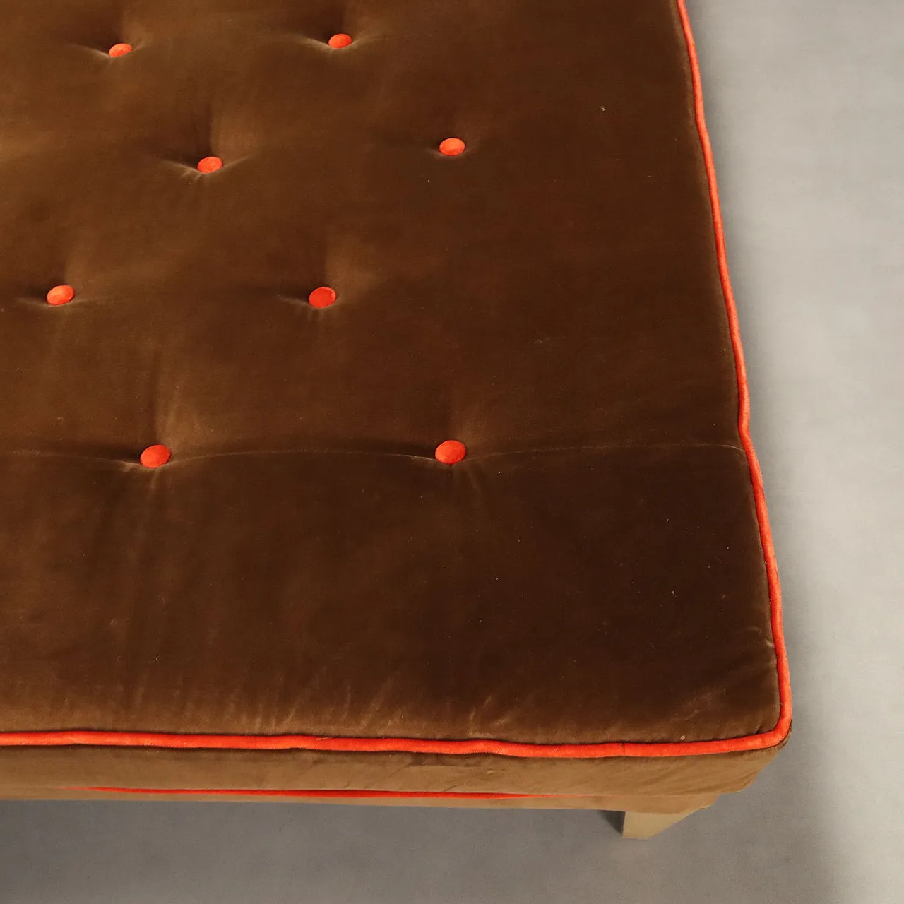 Coppia di pouf in velluto, capitonné e faggio di William Yeoward, '900 7