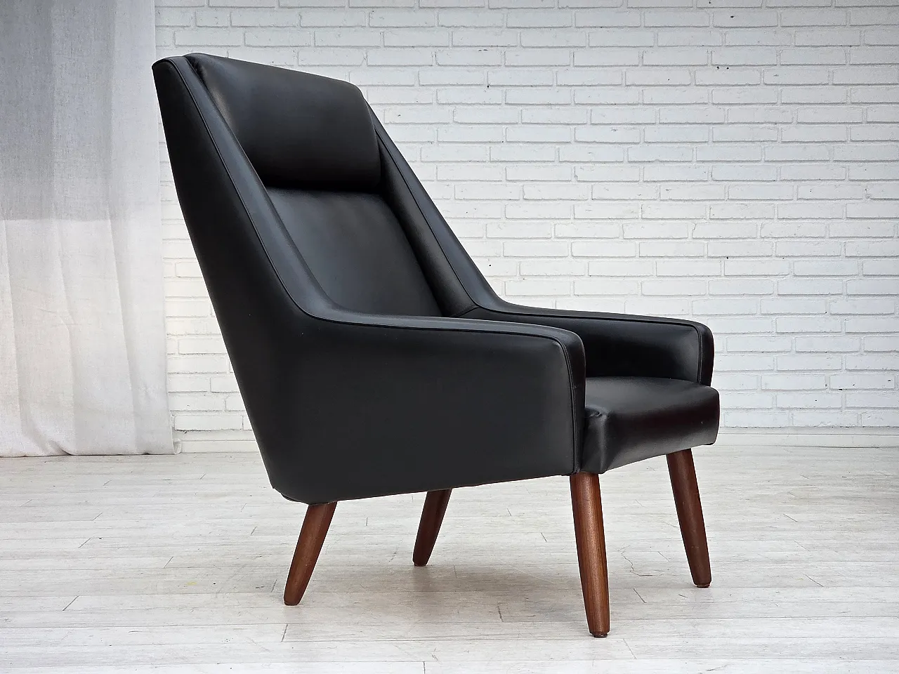 Poltrona danese in pelle artificiale nera e teak, anni '70 1