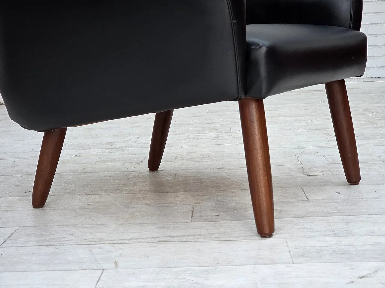 Poltrona danese in pelle artificiale nera e teak, anni '70 3