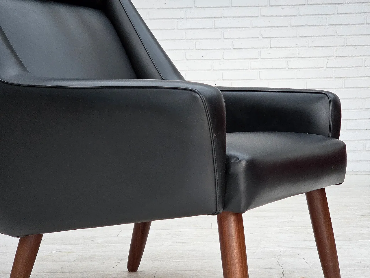 Poltrona danese in pelle artificiale nera e teak, anni '70 4