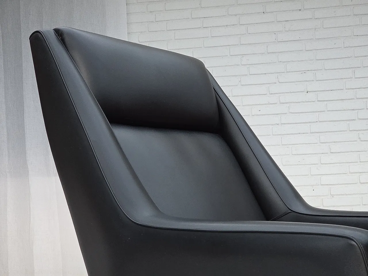 Poltrona danese in pelle artificiale nera e teak, anni '70 5