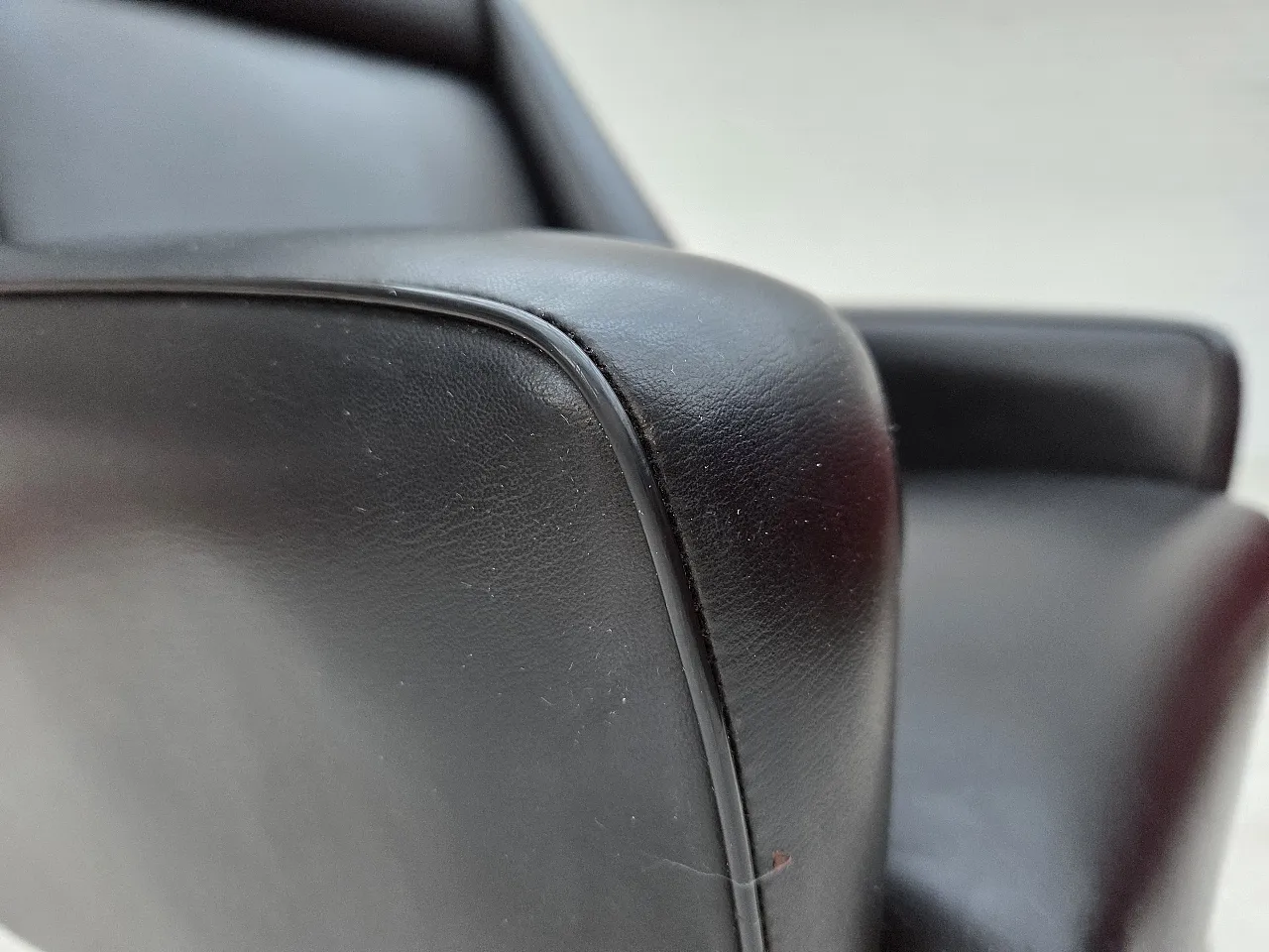 Poltrona danese in pelle artificiale nera e teak, anni '70 6