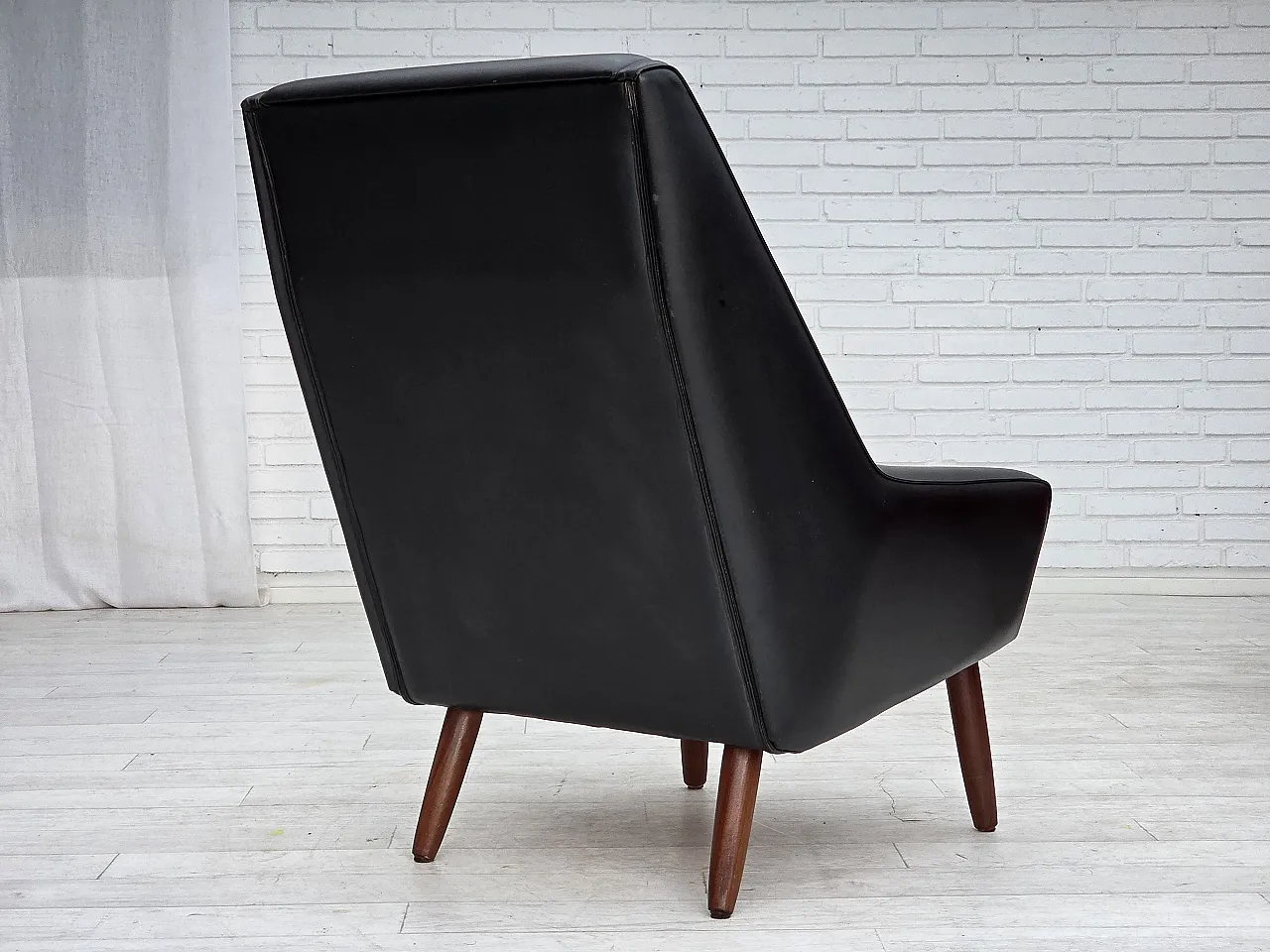 Poltrona danese in pelle artificiale nera e teak, anni '70 12