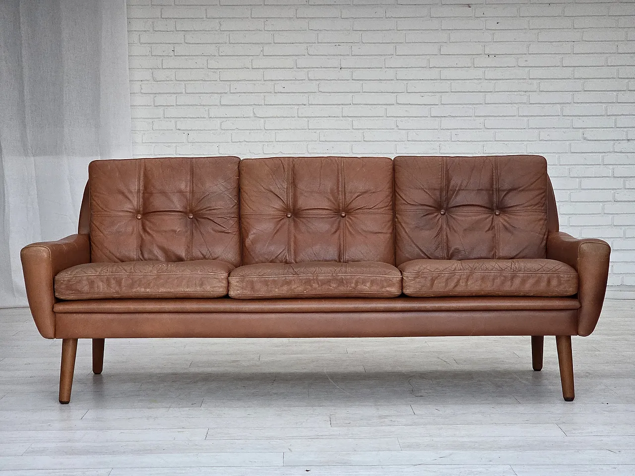 Divano danese a 3 posti, mobili in pelle marrone con patina, anni '70 1