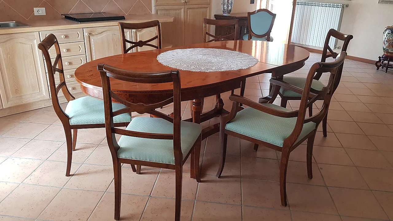 Extendable oval dining table in walnut root with mot inlays, 70s 1