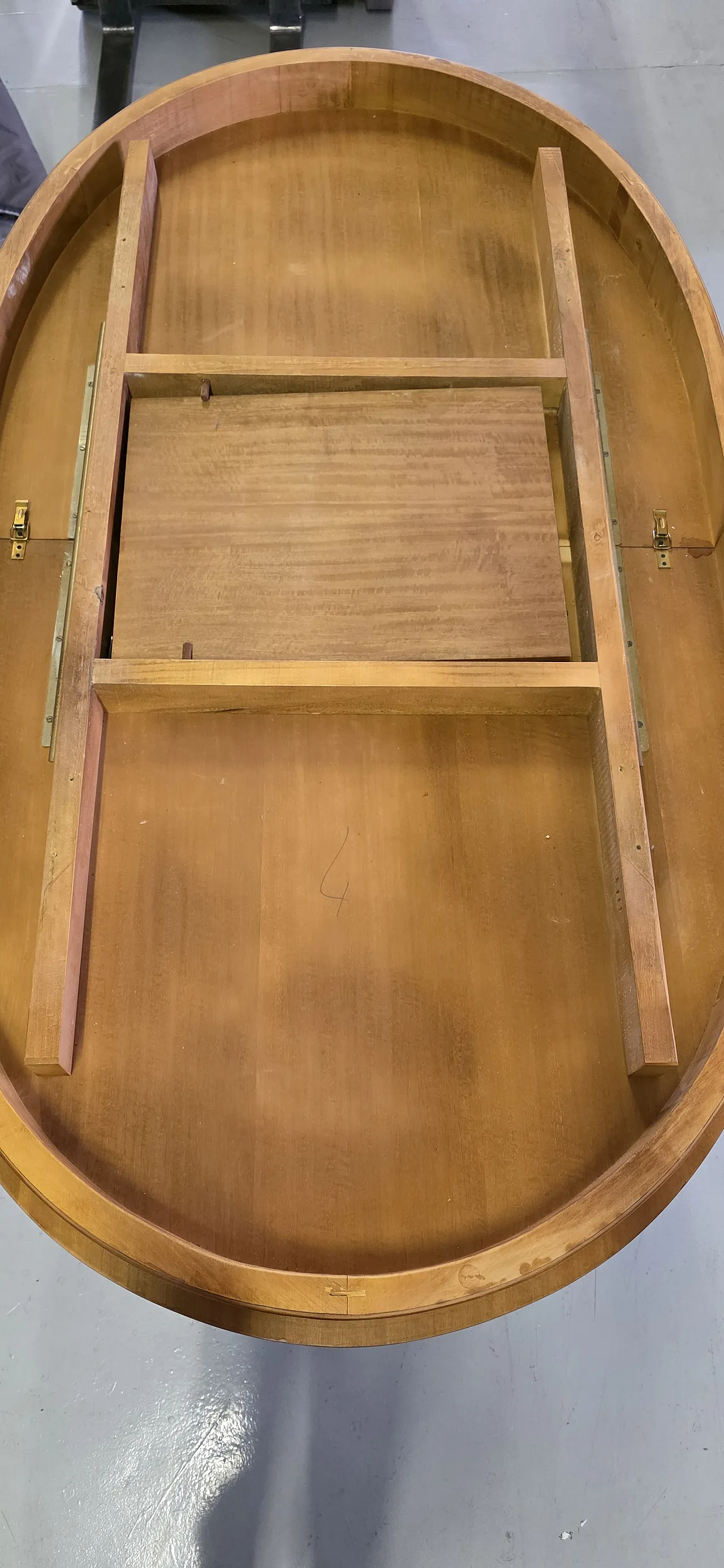 Extendable oval dining table in walnut root with mot inlays, 70s 5