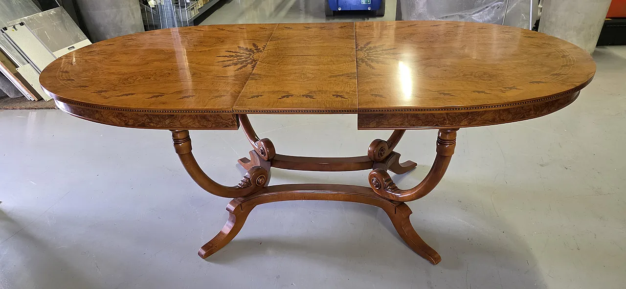 Extendable oval dining table in walnut root with mot inlays, 70s 10