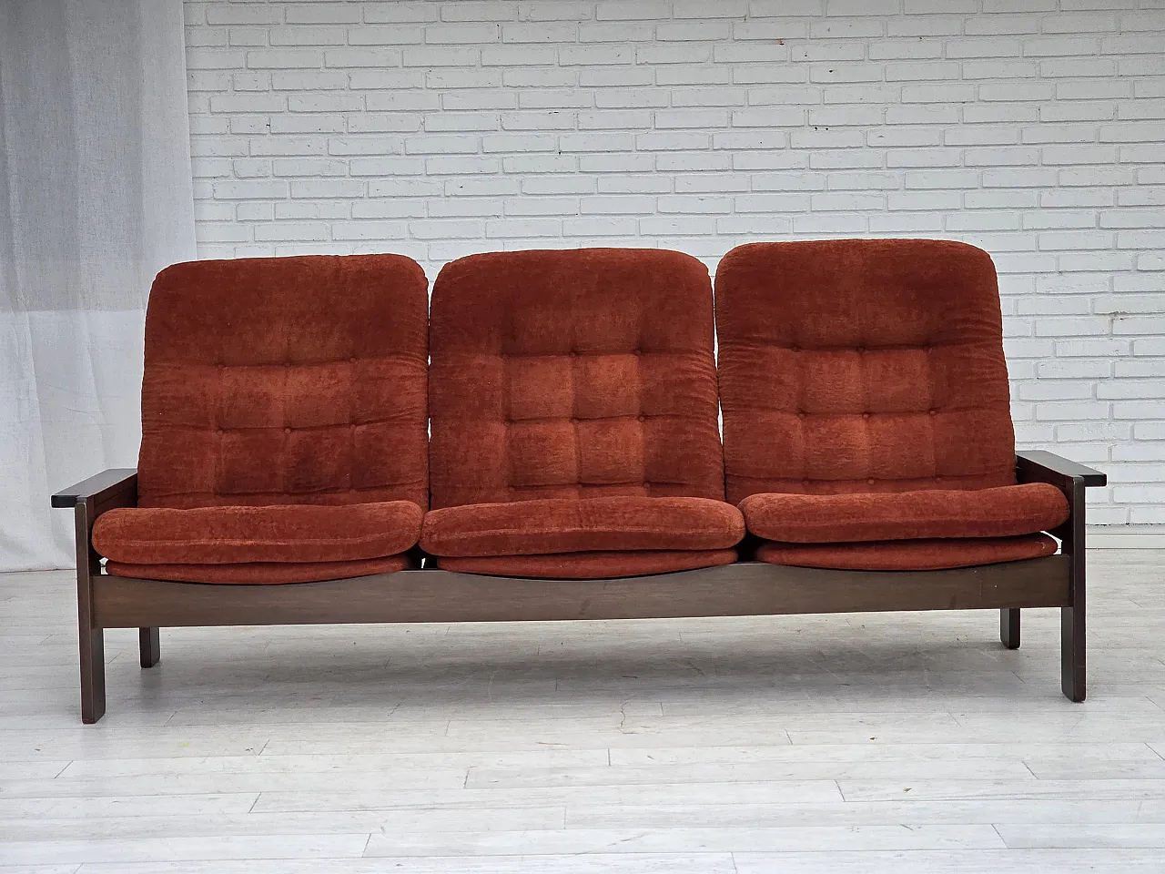 Divano danese a 3 posti in velluto arancione/rosso e quercia, anni '70 1