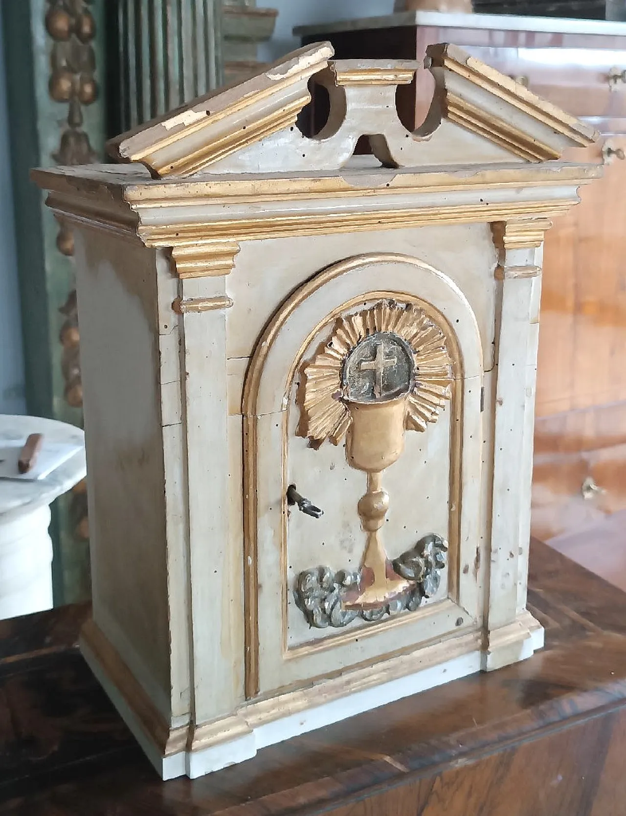 Lacquered and gilded wooden tabernacle, 18th century 2