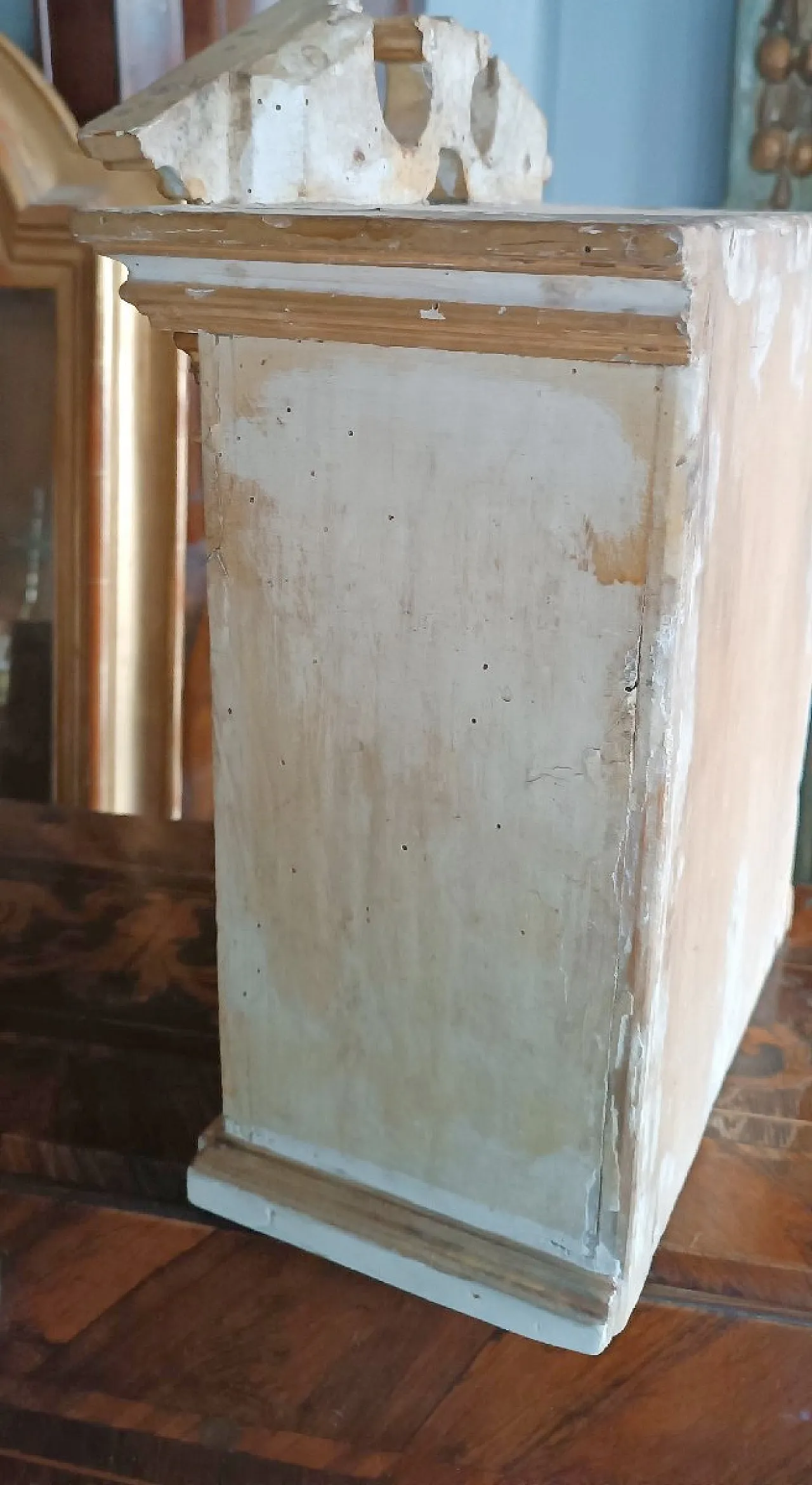 Lacquered and gilded wooden tabernacle, 18th century 10