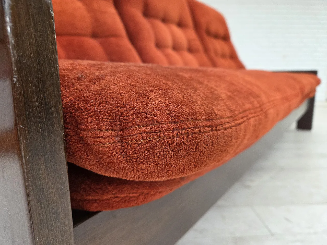 Divano danese a 3 posti in velluto arancione/rosso e quercia, anni '70 8