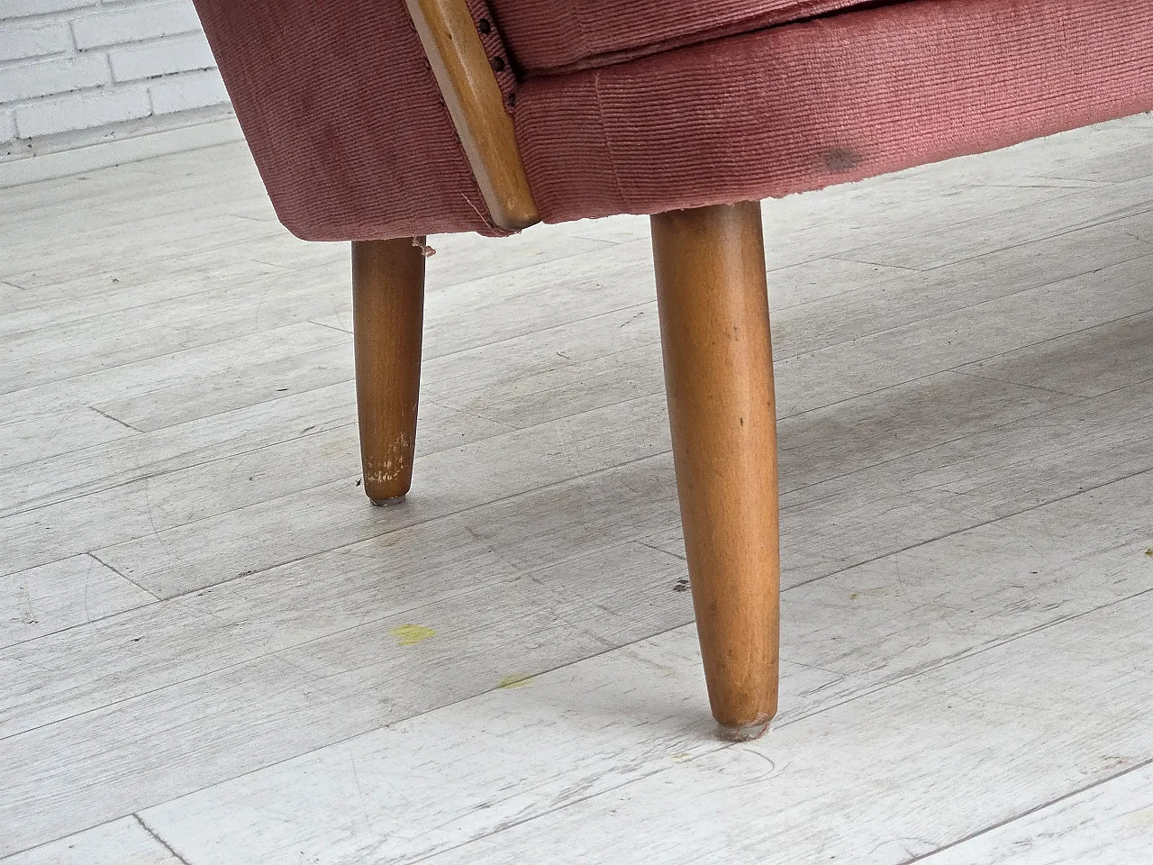 Divano svedese a 2 posti in velluto rosa, legno di faggio, anni '70 3