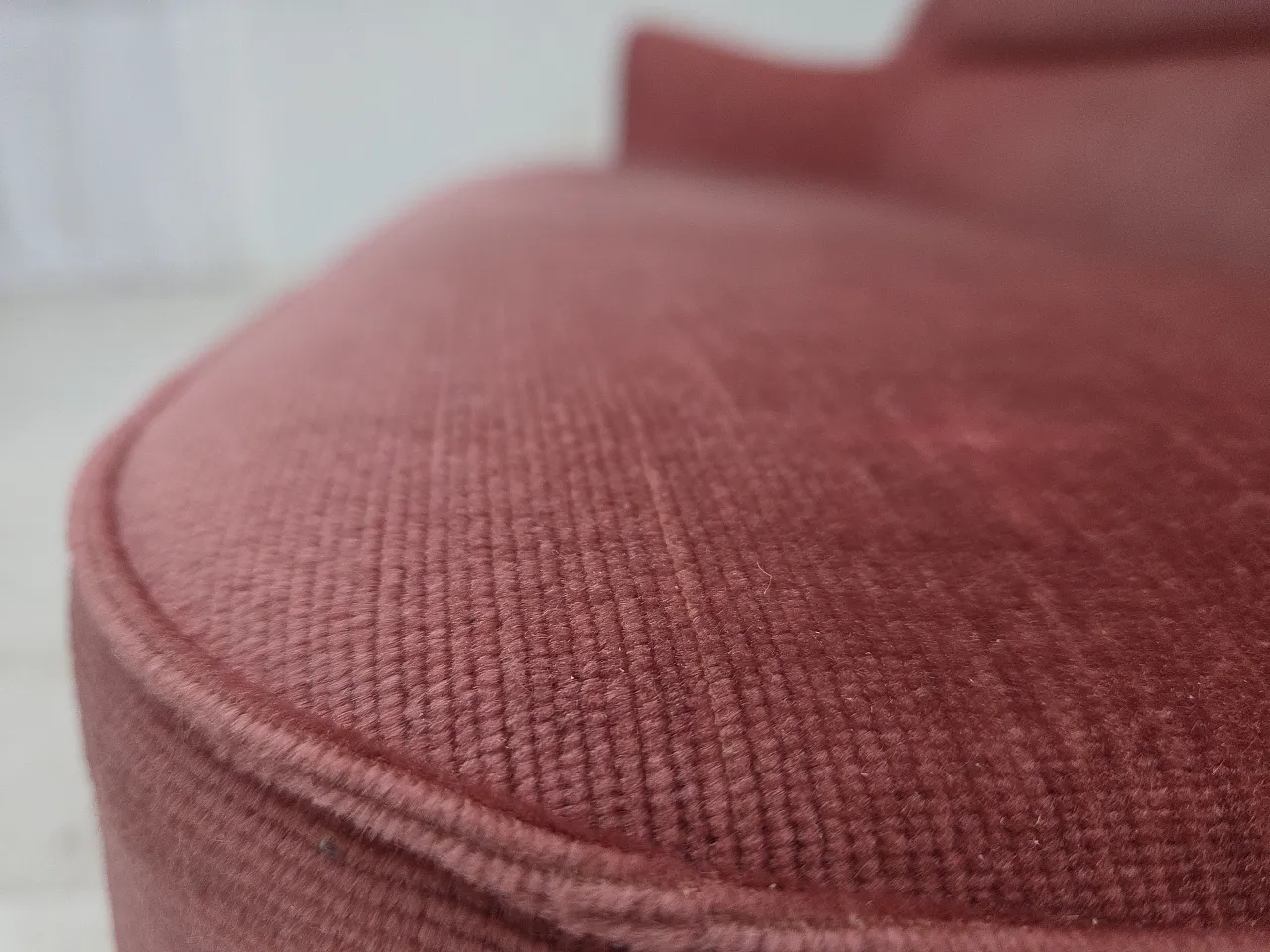 Divano svedese a 2 posti in velluto rosa, legno di faggio, anni '70 15