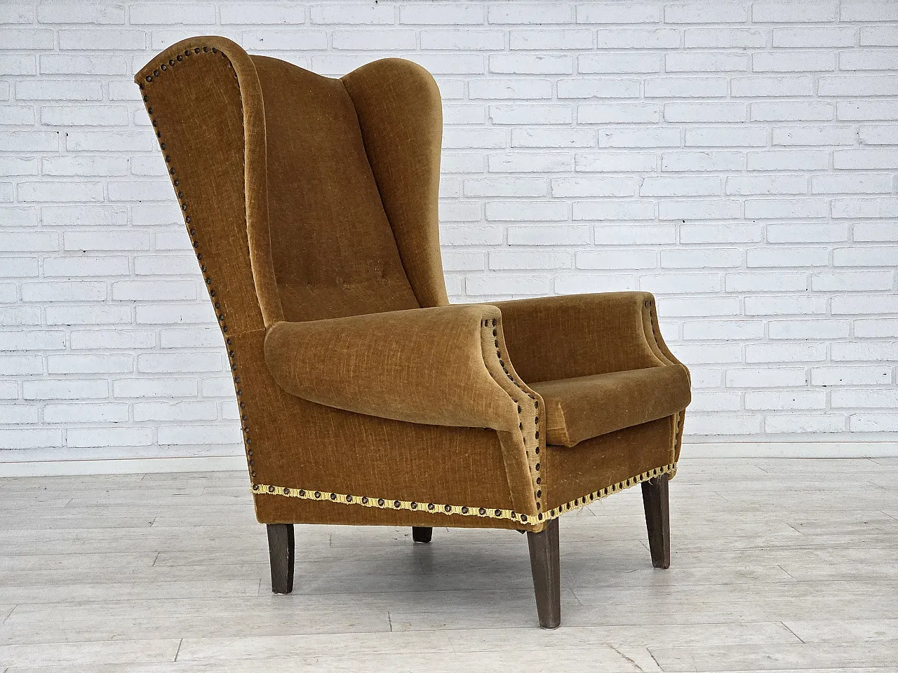 Poltrona danese con schienale alto in velluto, anni '70 1