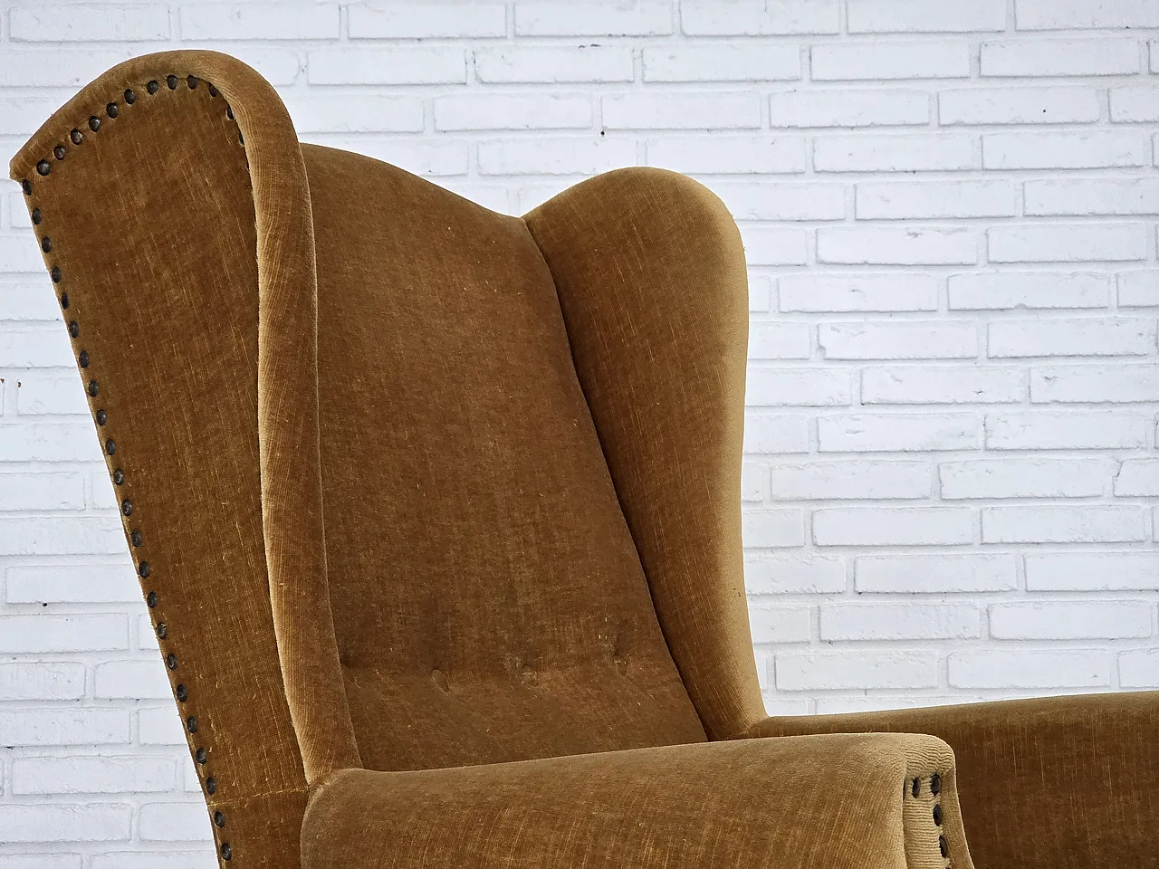 Poltrona danese con schienale alto in velluto, anni '70 3