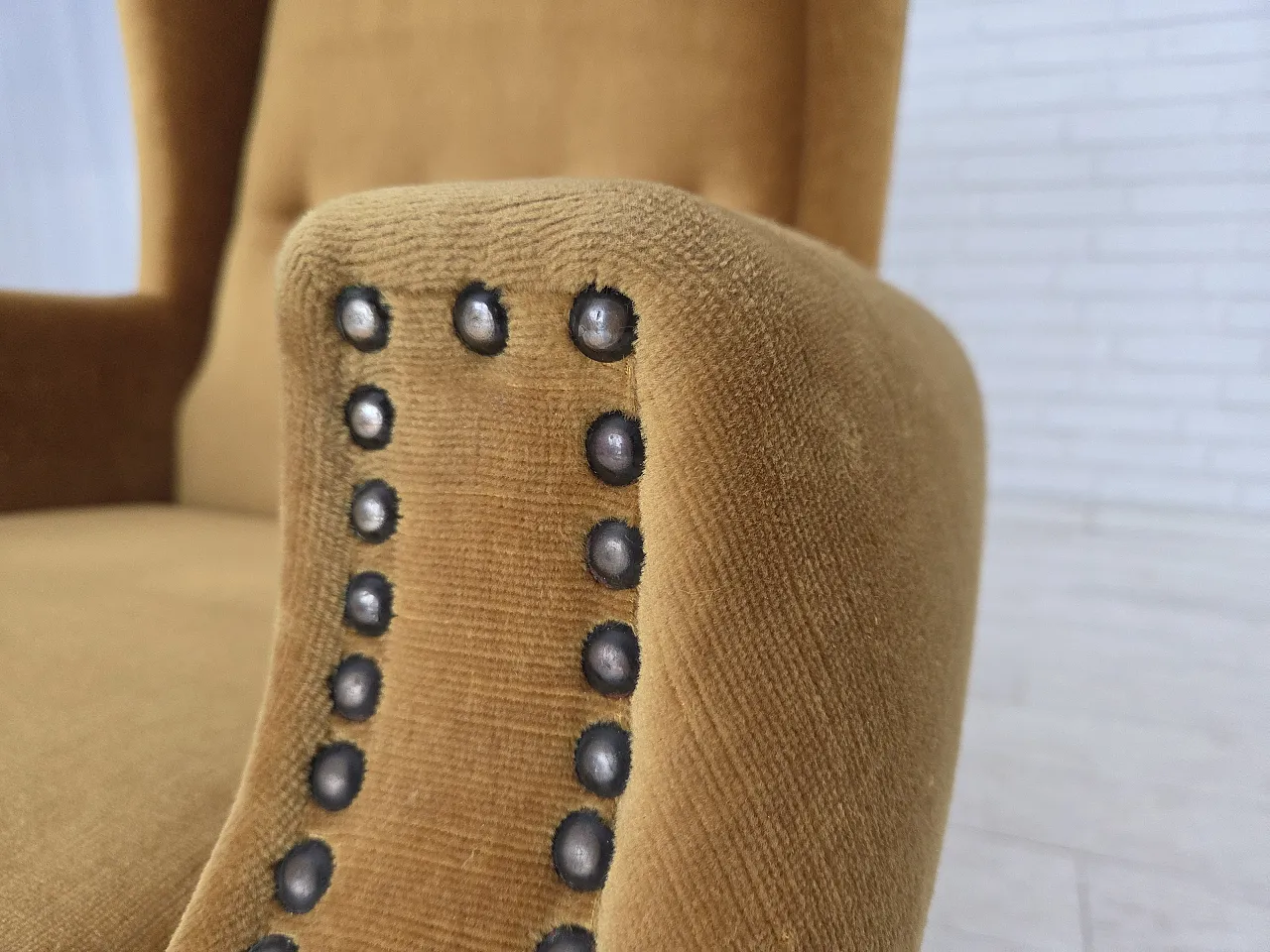 Poltrona danese con schienale alto in velluto, anni '70 6