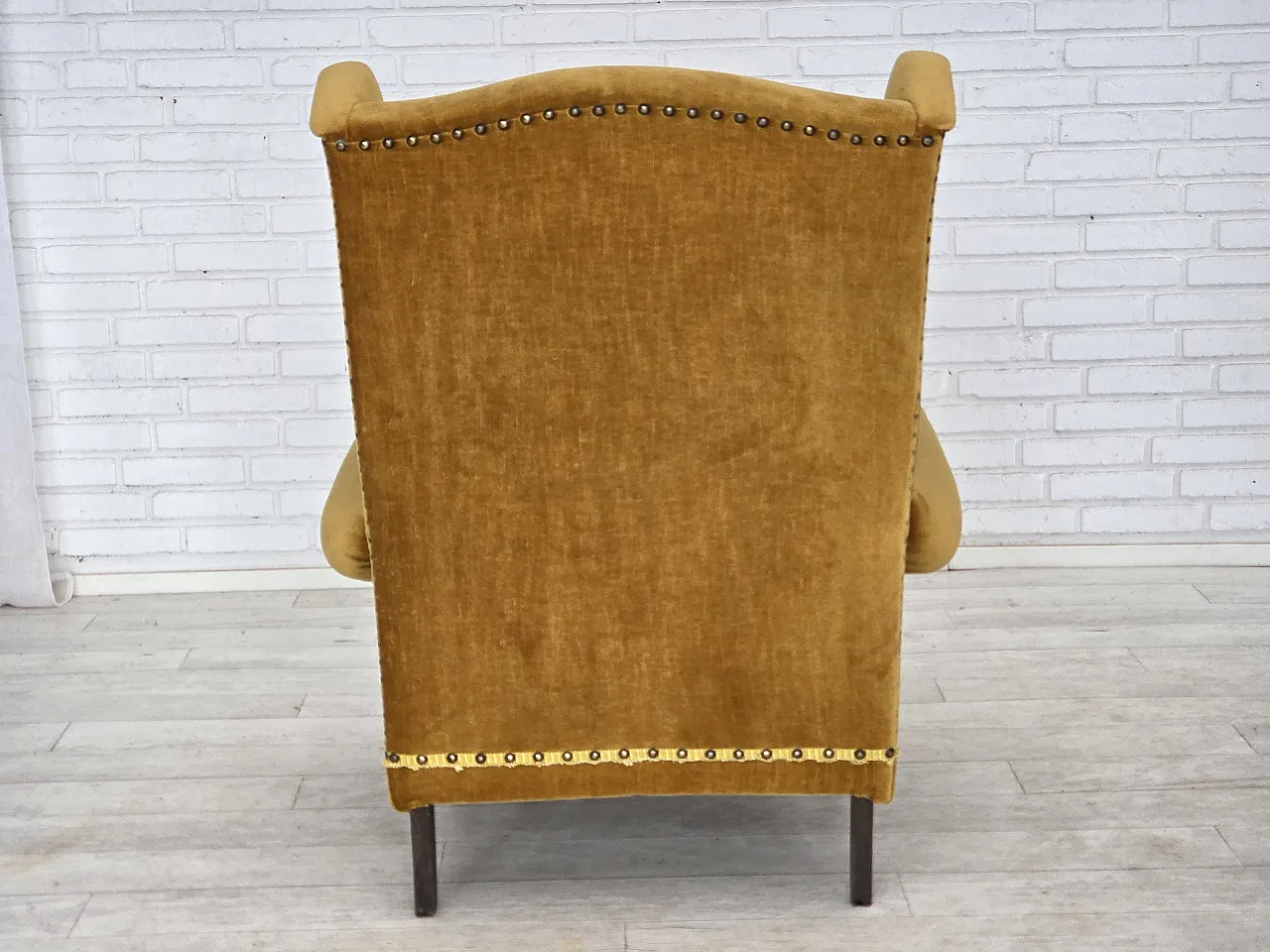 Poltrona danese con schienale alto in velluto, anni '70 12