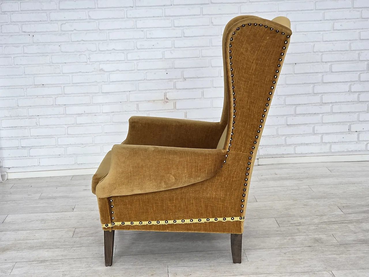 Poltrona danese con schienale alto in velluto, anni '70 14