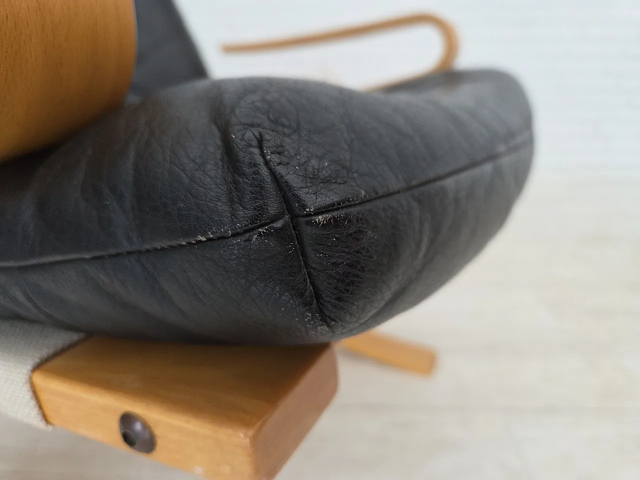 Poltrona norvegese, modello "Kengu", pelle, legno curvato, anni '70 4