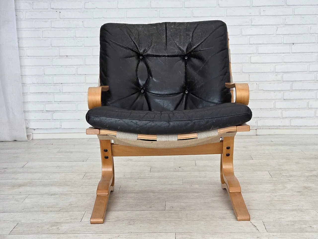 Poltrona norvegese, modello "Kengu", pelle, legno curvato, anni '70 6