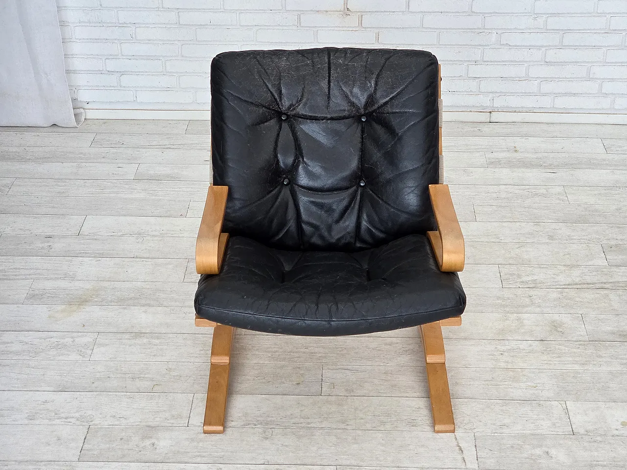 Poltrona norvegese, modello "Kengu", pelle, legno curvato, anni '70 9