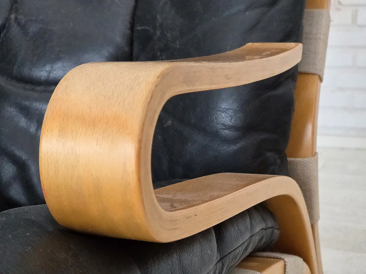 Poltrona norvegese, modello "Kengu", pelle, legno curvato, anni '70 10