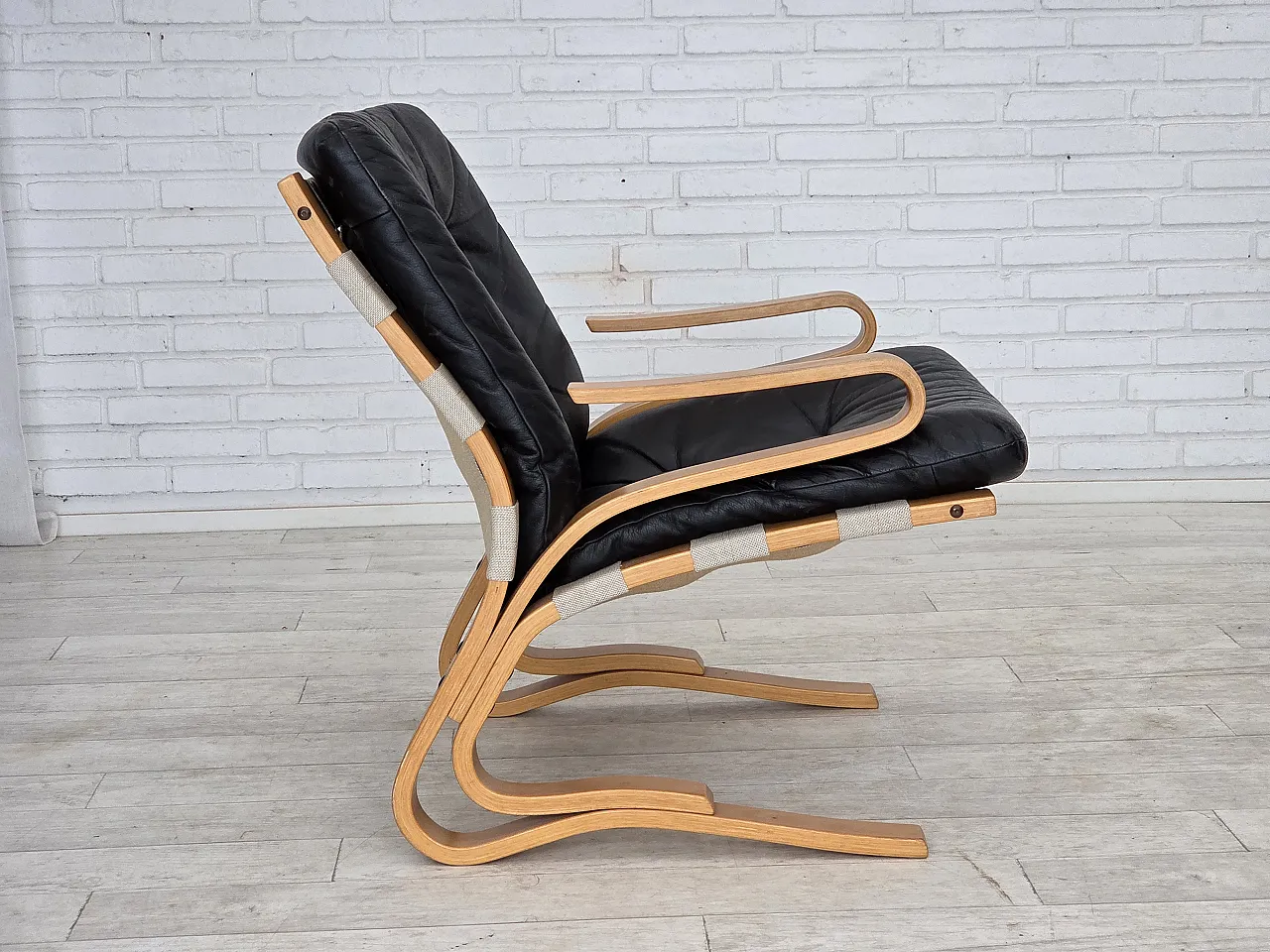 Poltrona norvegese, modello "Kengu", pelle, legno curvato, anni '70 11