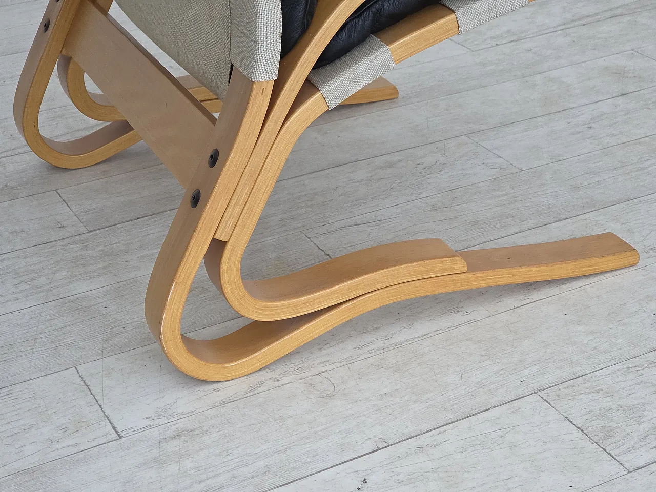 Poltrona norvegese, modello "Kengu", pelle, legno curvato, anni '70 12