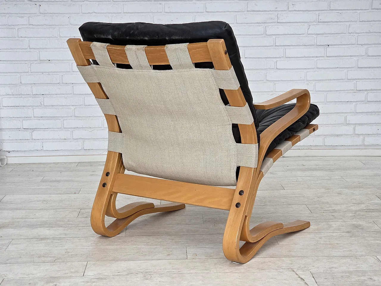 Poltrona norvegese, modello "Kengu", pelle, legno curvato, anni '70 13