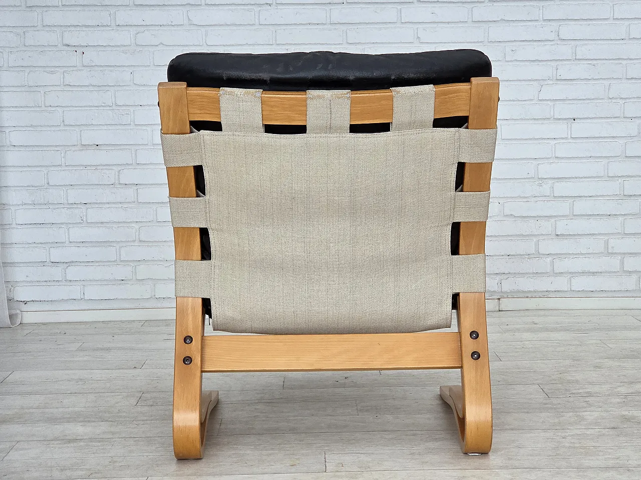 Poltrona norvegese, modello "Kengu", pelle, legno curvato, anni '70 15