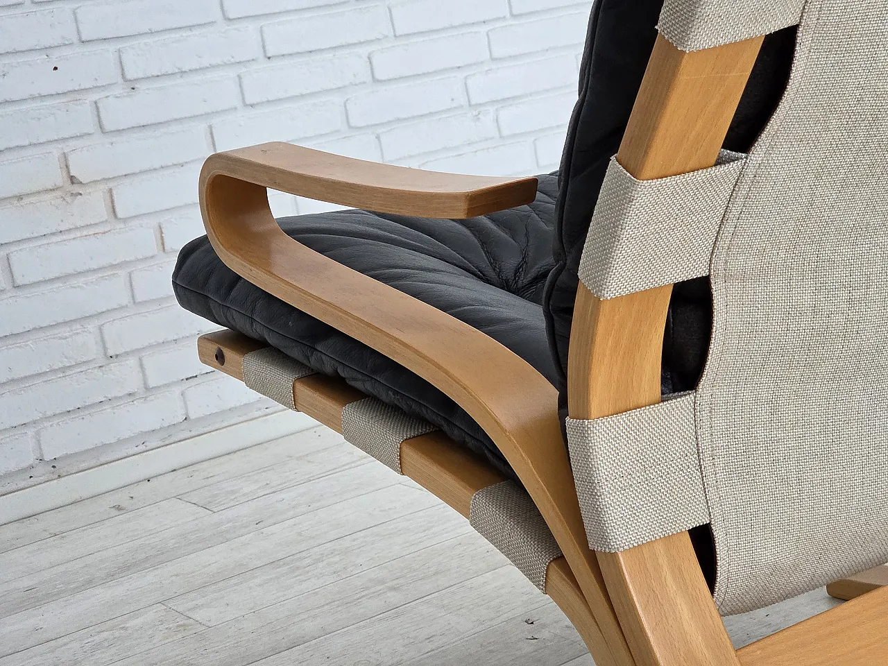 Poltrona norvegese, modello "Kengu", pelle, legno curvato, anni '70 16