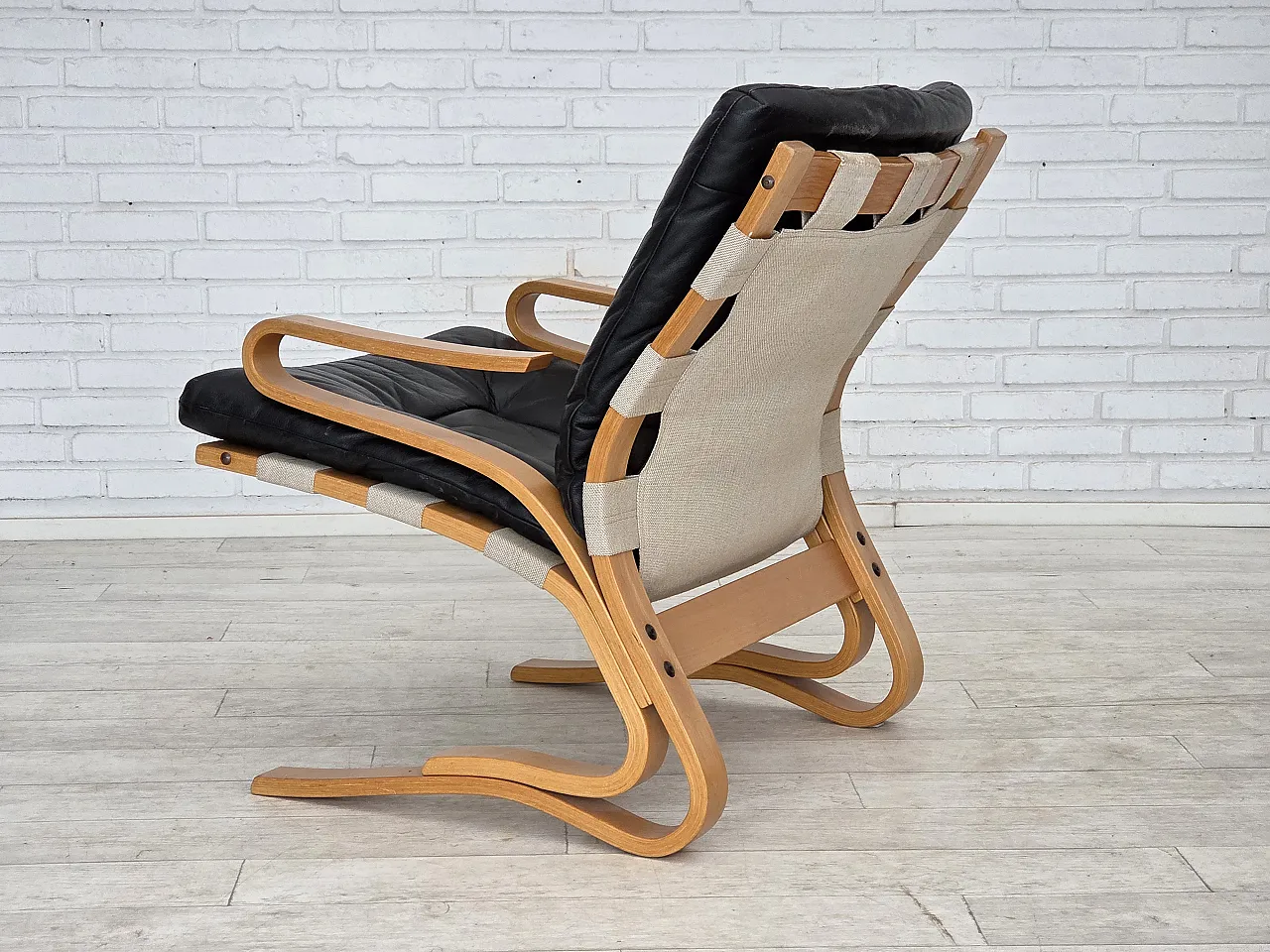 Poltrona norvegese, modello "Kengu", pelle, legno curvato, anni '70 17