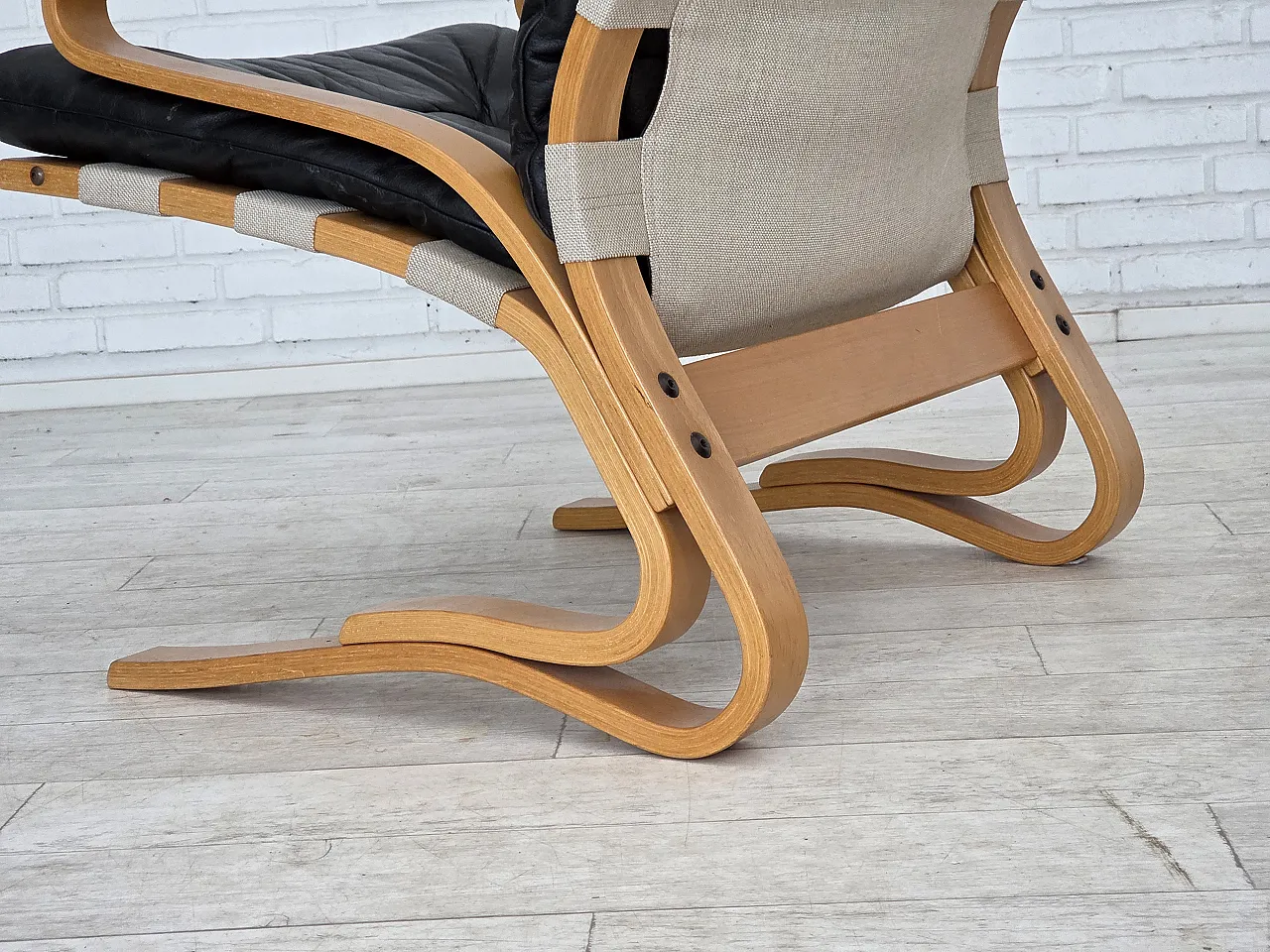 Poltrona norvegese, modello "Kengu", pelle, legno curvato, anni '70 18