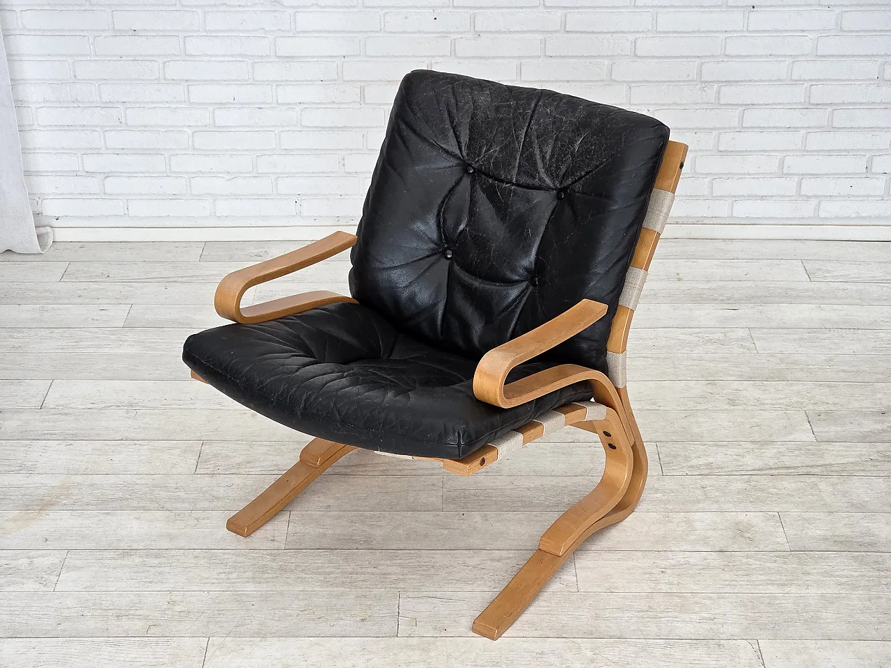 Poltrona norvegese, modello "Kengu", pelle, legno curvato, anni '70 19