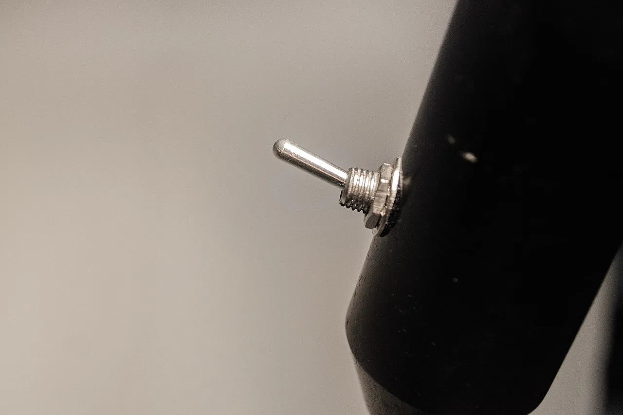 Tavolino di Altair Luce Puppa e Raggi per Fontana Arte, anni '80 4